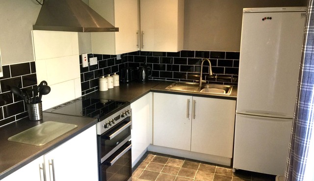 Stylish Historic Apartment - Sleeps 3 & Parking