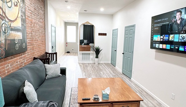 Stylish Historic Loft in Downtown Dubuque. Walk to Dining & Riverwalk