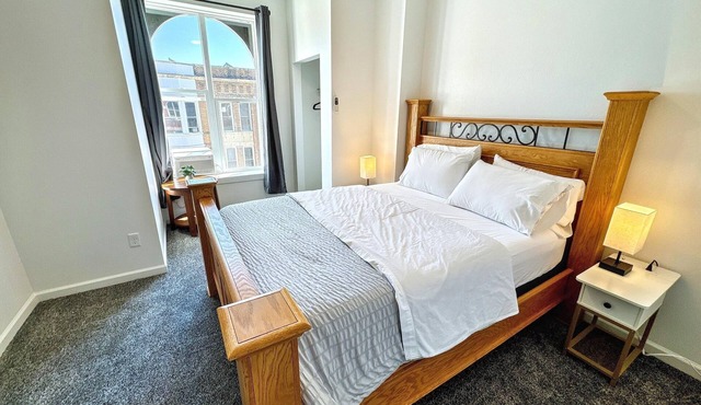 Stylish Historic Loft in Downtown Dubuque .Walk to Dining & Riverwalk