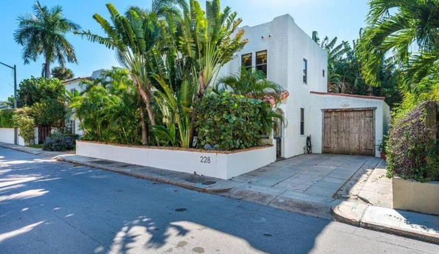 Stylish Historic Spanish Retreat Close to Beach!