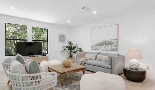 Stylish home 15 minutes from S Congress and ACLn