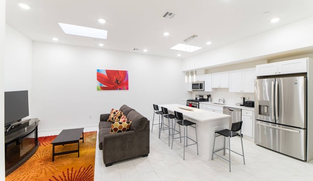 Stylish Home 4BD/4BATH/2 Indoor Car Garage near all Stadiums and Center City