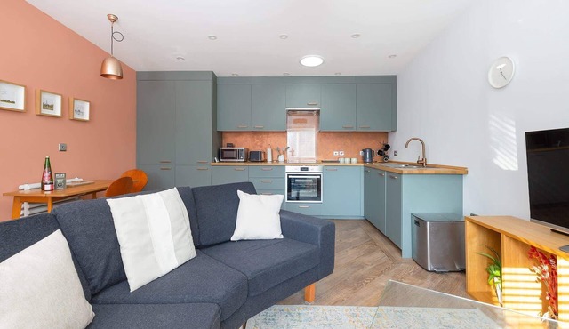 Stylish Home, Beautiful Views & Parking, Stroud