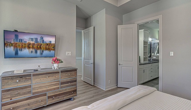 Stylish Home by Riverwalk + Downtown/Sleeps 10