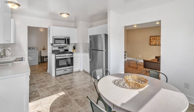 Stylish Home Close to Downtown Royal Oak 4BD, 2BA