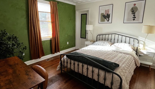 Stylish home close to Masters, University, Hospital and Restaurants. Large yard!