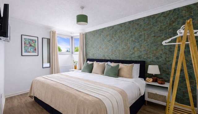 Stylish Home Excellent Location Free Parking Fast WiFI Smart TVs