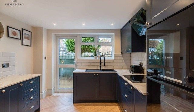 STYLISH HOME ❤ FREE PARKING - 10 MINS TO LEGOLAND!