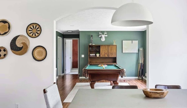 Stylish Home: Hot Tub, Grill, Fire Pit & Billiards