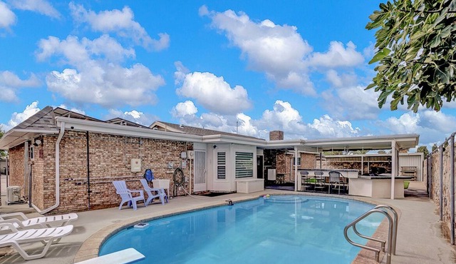 Stylish home in Horizon Heights with heated pool!