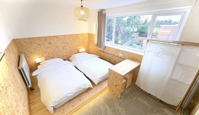 Stylish home in Warwick with piano. Free parking! EV charger available