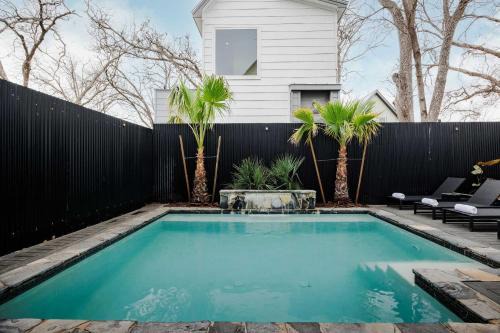 Stylish Home near Downtown Heated Pool