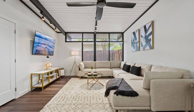 Stylish Home near Love-Field Airport, King & Queen Beds with a Large Yard