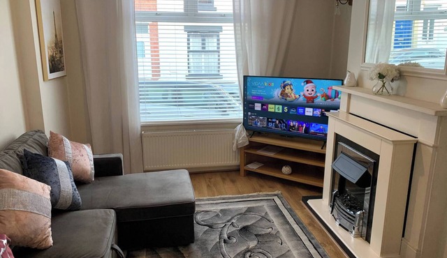 Stylish Home near Shopping - Book Summer Stays Now