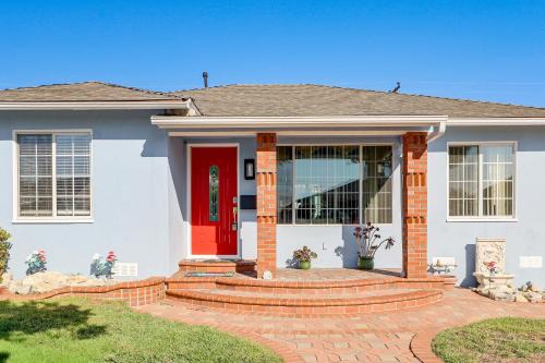 Stylish Home Near SoFi Stadium, LAX and Long Beach