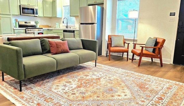 Stylish Home | Sleep 6 | Mid Town