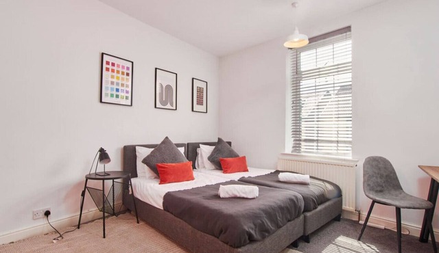 Stylish Home Sleeps 5 FreeParking Garden