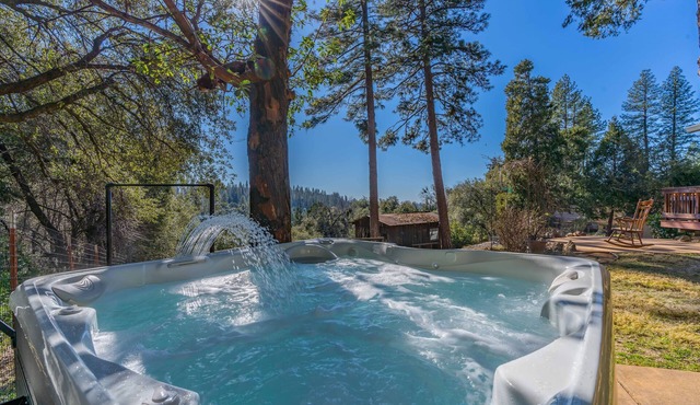 Stylish Home, Stunning Views and Private Hot Tub!