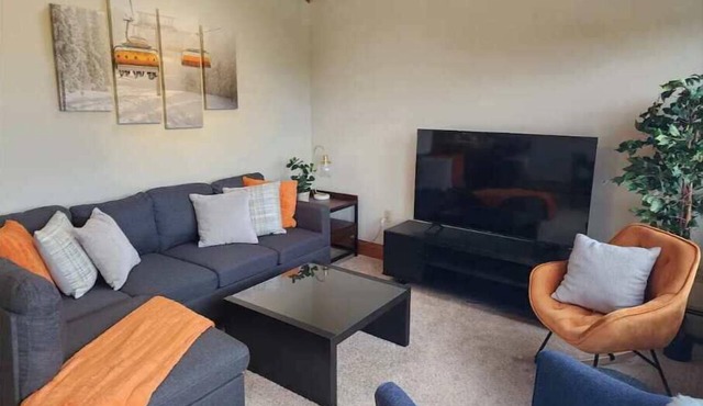 Stylish home w/WD, stunning views, mins to Okemo