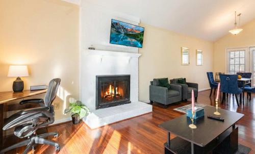 Stylish Home with BBQ Patio Prime Greensboro Spot