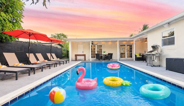 Stylish Home with King Bed l Hockey & Foosball Table