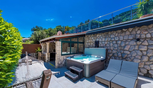 Stylish Home with Private Heated Pool, Hot Tub & Basketball Court