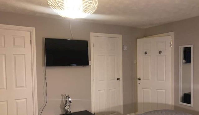 Stylish House 4 beds Jacuzzi Gym fast Wi-Fi Parking