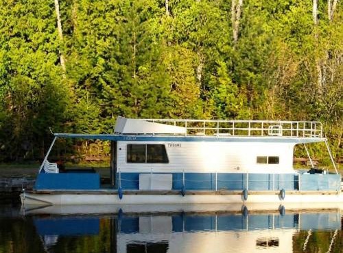 Stylish House Boat - Adventure Basecamp - Sleeps 5 - Wi-Fi HB07