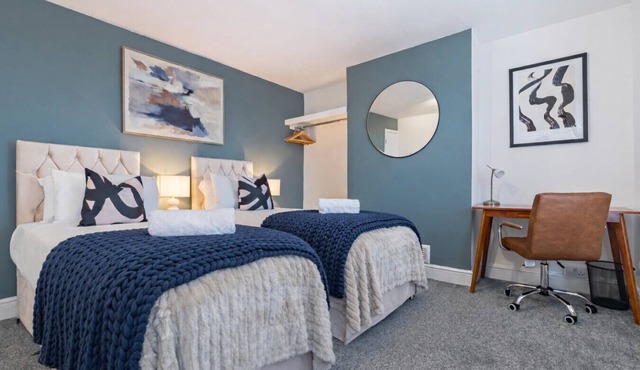 Stylish House Great Location Free Parking Work Space Smart TV Self-Check-In