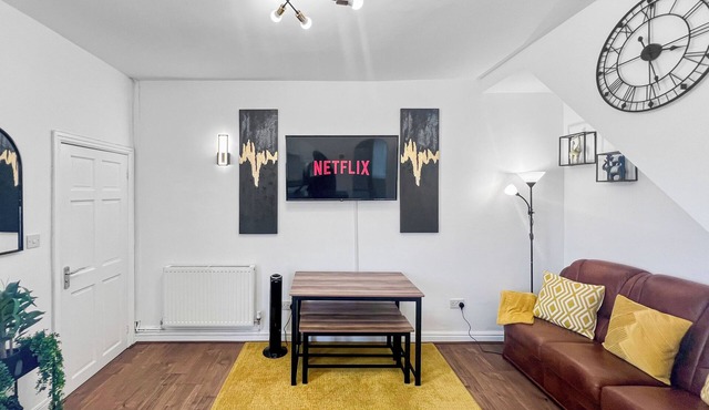 ⭑ Stylish House Near Hospital with Free Parking ⭑