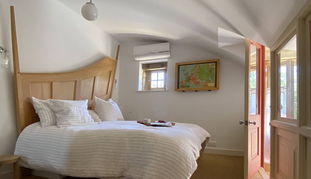 Stylish house with fabulous view of the medieval hilltop village Cordes sur Ciel