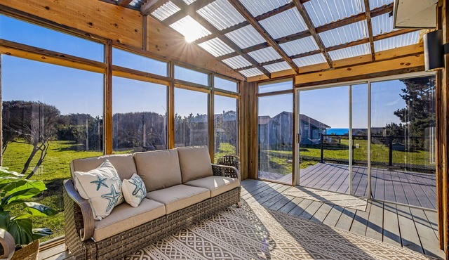 Stylish house w/hot tub, fireplace, game room, beach access, sunset/ocean views