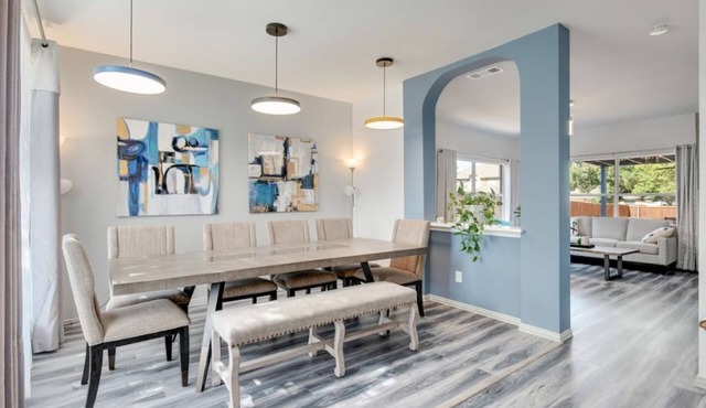 Stylish House w playset ,Game room &BBQ near DFW airport ,Gaylord sleeps 10-14