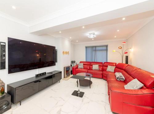 Stylish HouseSmart FeaturesJacuzziLarge Garden - Pass the Keys