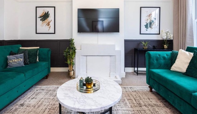 Stylish & Huge 3BR Home City Centre by Luxiety Stays