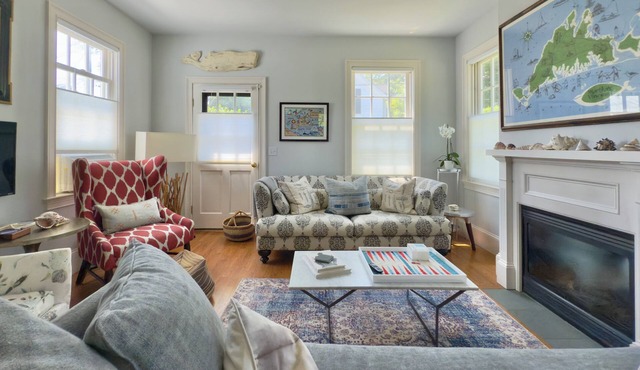 Stylish In-Town Cottage- Walk to everything!