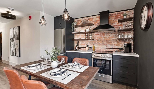 Stylish Industrial 1BR Above DT Collingwood Bakery