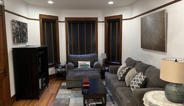 Stylish, Inviting 2-BR near Logan Square and Wrigley Field