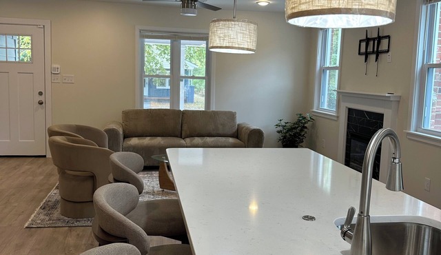 Stylish & InvitingnModern Charm on Nash St. Charming house with fitness room