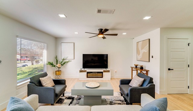 Stylish Irving Retreat w/Patio & Fire Pit