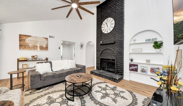 Stylish Katy Retreat 4BR Sleeps 10 Outdoor Escape