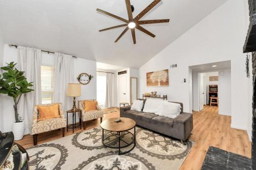 Stylish Katy Retreat 4BR Sleeps 10 Outdoor Escapre