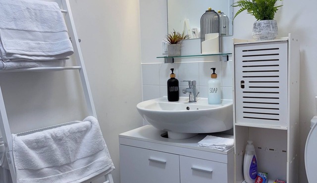 Stylish Kidbrooke station studio