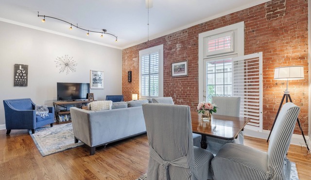 Stylish King 1BR Loft near Main St Fun, 8$/Parking
