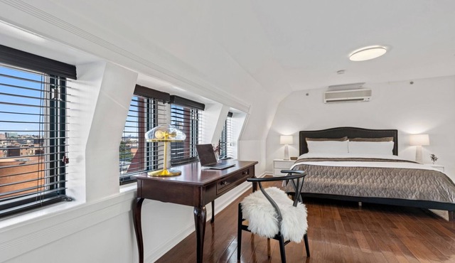 Stylish King Studio in Historic Mt. Vernon