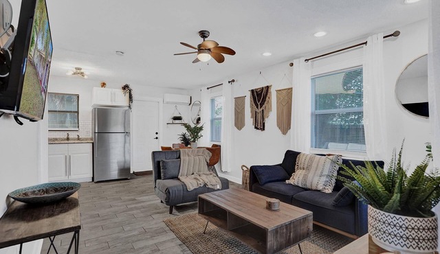 Stylish King Suite Near Beach, Bars & Dining