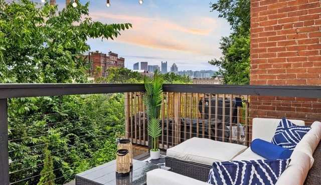 Stylish King Suite w Deck & City Views Free Off Street Parking