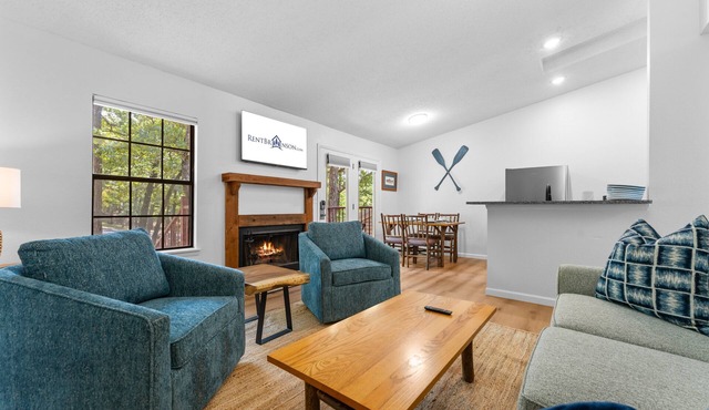 Stylish Lake Access Bungalow featuring Community Mini Golf, Washer/Dryer and Free Attraction Tickets