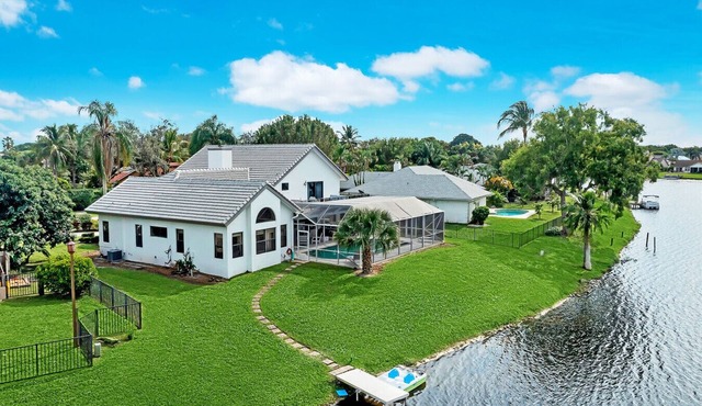 Stylish Lake Luxe Equine, on waterfront w screened-in pool - Lake Views! Hosted By Relaxtay