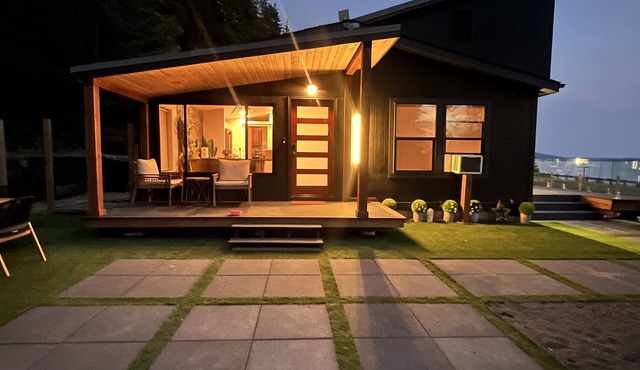 Stylish Lake Retreat on Blue Bay, Flathead Lake, Montana with private beach!
